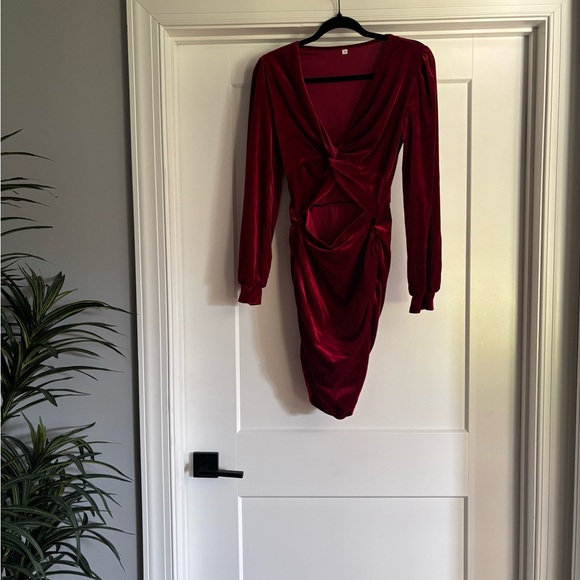 Elegant Velvet Red Long-Sleeve Dress - Picture 1 of 2